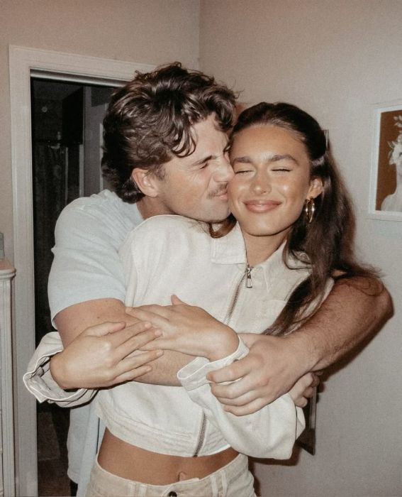 Pareja abrazándose