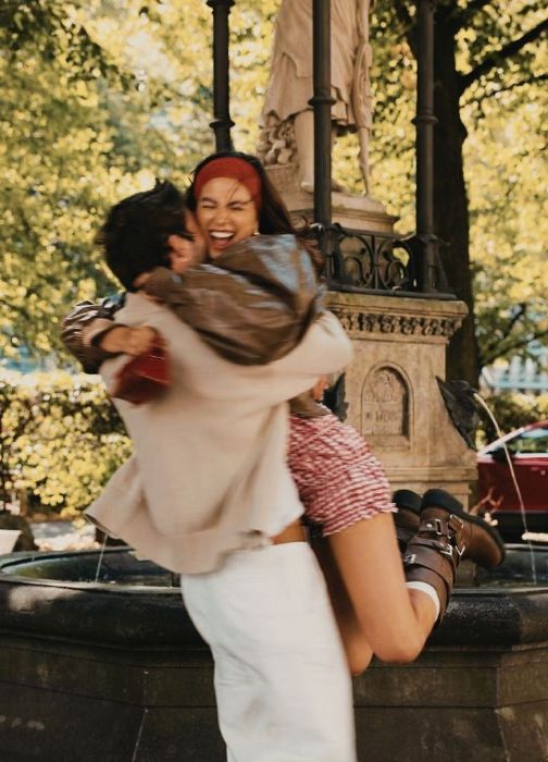 Pareja abrazándose junto a una fuente
